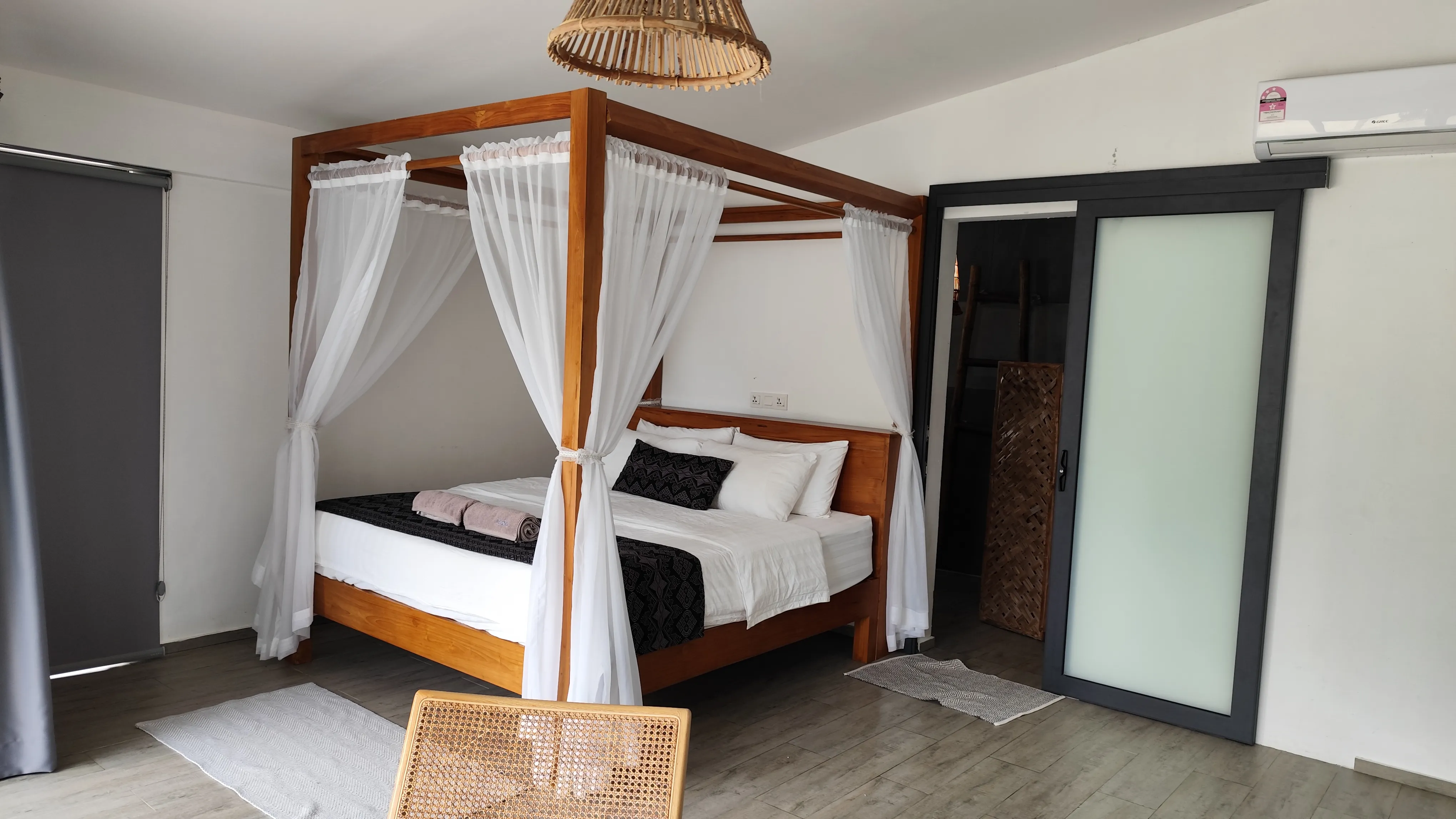 Eagle Bay Retreat Grand Villa King Size Bed Curtian